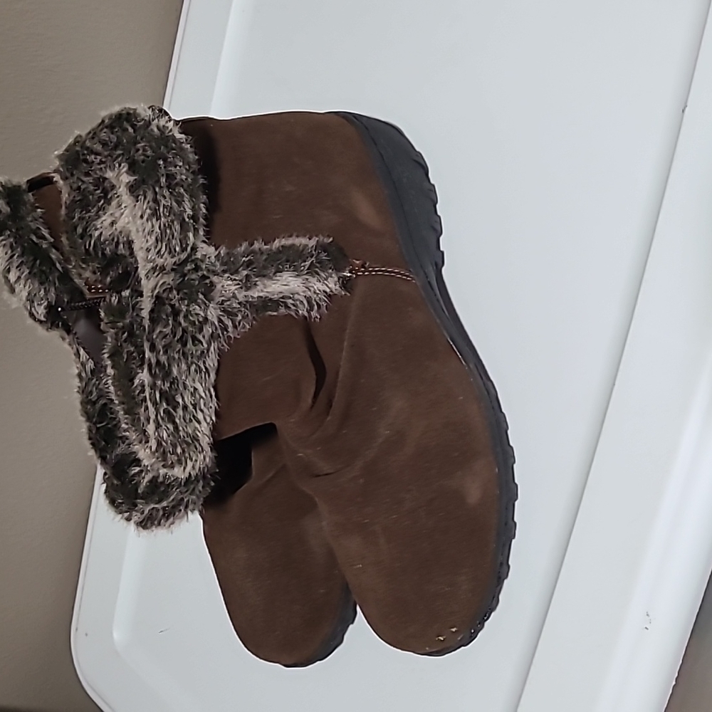 Khombu brown suede ankle boots 8 never worn